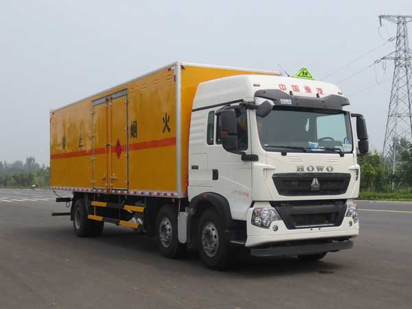 国五重汽T5G轴易燃液体厢式运输车(13吨)