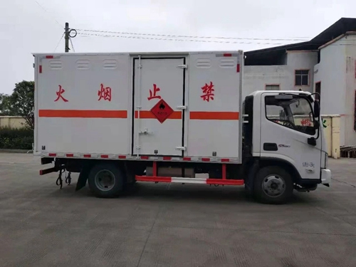 福田欧马可1吨易燃液体厢式运输车 (4).jpg
